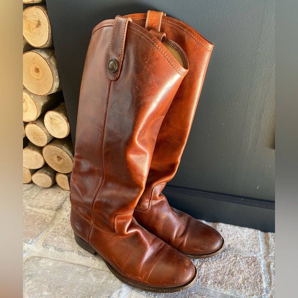 Women’s 7.5 Frye boots. Barely used. Extremely comfortable!